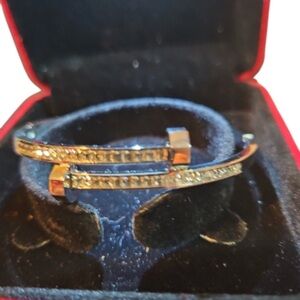 Elegant silver Bracelet with Sparkling Accents. Stainless steel